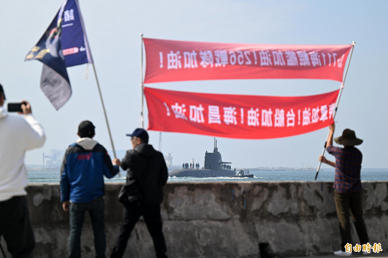 軍事迷拉起布條為海鯤號團隊加油打氣。（記者李惠洲攝）