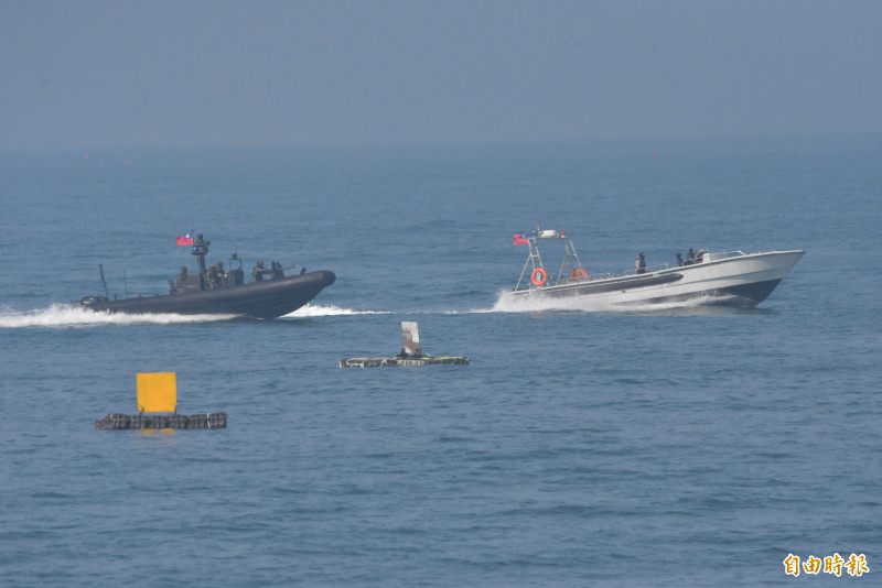 特戰部隊駕駛M109快艇（左）對不明船隻實施截停盤查驅離。（記者吳哲宇攝）