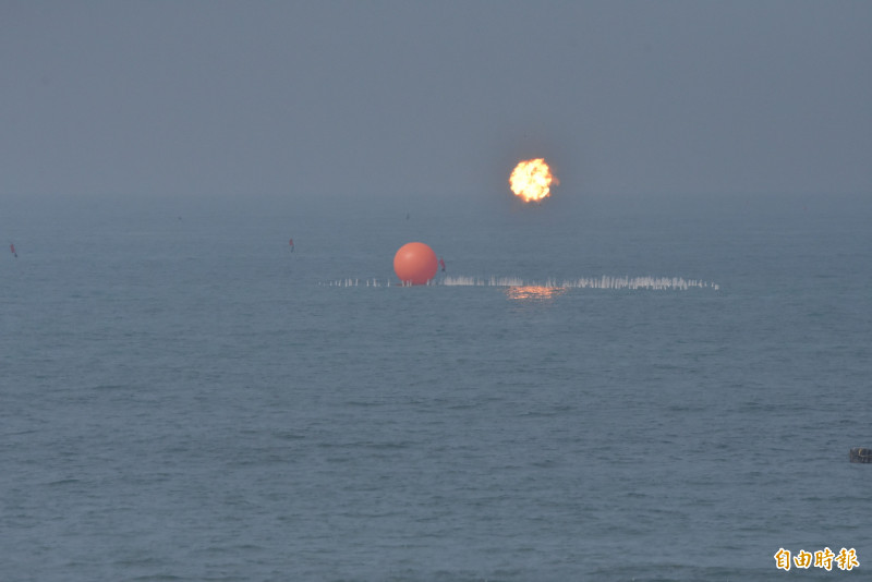 攻擊無人機成功飛向敵方目標爆炸。（記者吳哲宇攝）