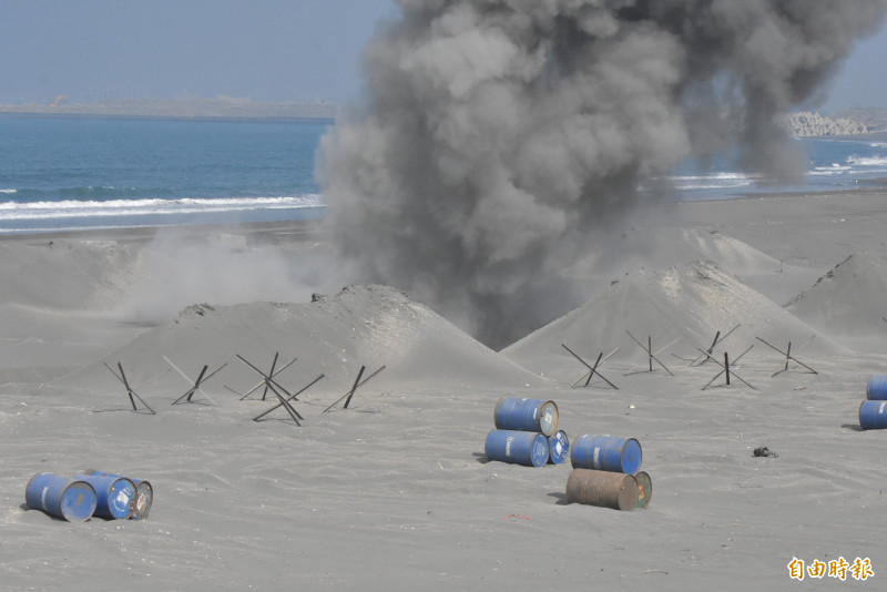 殘餘兵力登陸後，在岸際爆破。（記者吳哲宇攝）
