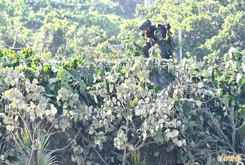 海軍春節加強戰備展示精準阻擊暨攤岸阻絕。圖為偽裝雄二發射站，完全隱身在樹叢間。（記者王藝菘攝）