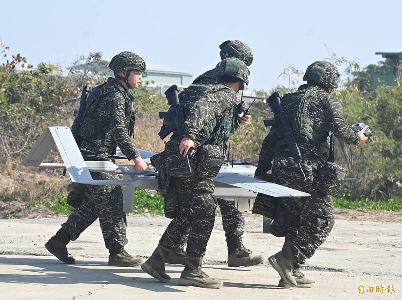 國軍「民國115年海軍春節加強戰備」，精準阻擊暨攤岸阻絕。操演陸用型監偵無人機。（記者王藝菘攝）