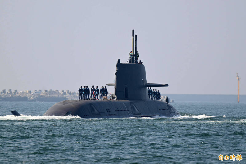 國造潛艦原型艦海鯤號展開潛航測試，緩緩駛向外海。（記者李惠洲攝）