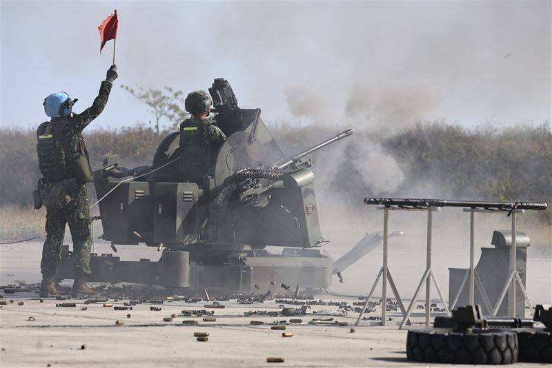 20公厘雙聯裝防空機砲，是由聯勤205兵工廠（軍備局生產製造中心第205廠前身）生產。圖為空軍防空部實施基地訓練20公厘機砲對空實彈射擊。（圖片取自青年日報）