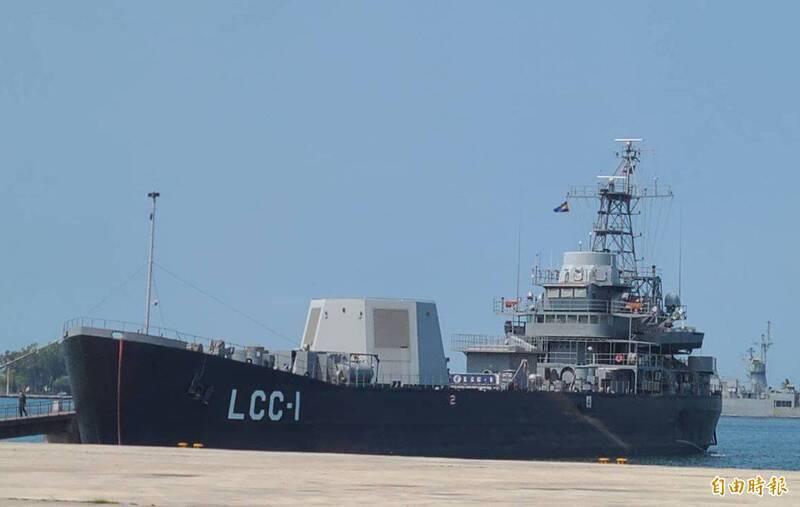 在擔任新式武器測試艦任務多年後，海軍LCC-1「高雄」軍艦已預定在農曆過年後除役。艦上搭配的八角型物體，即為中科院先前研製的艦載相列雷達。（資料照）