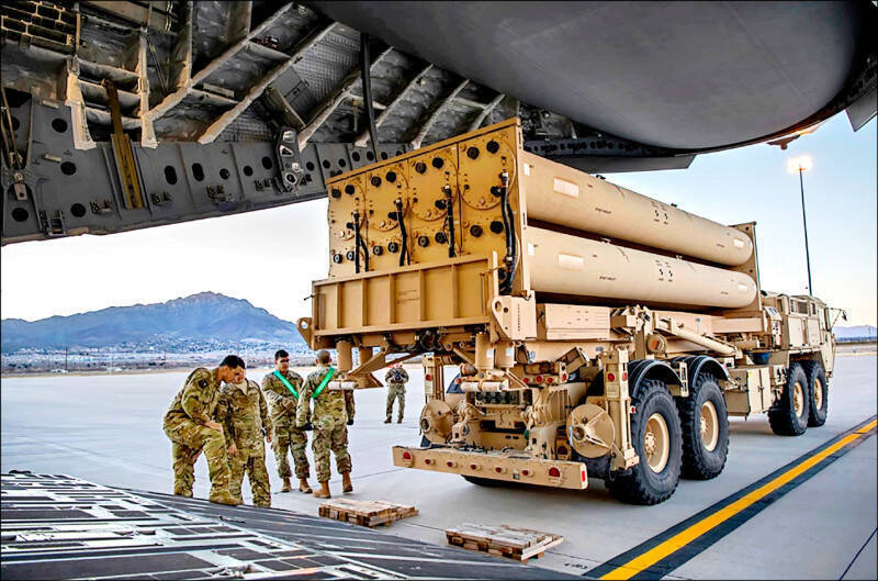 為反制伊朗飛彈威脅，美軍近年持續向中東增派如「薩德」（THAAD）反飛彈系統等頂尖防禦武器（見圖）。（美聯社檔案照）