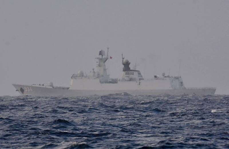 中國金華號驅逐艦出沒在海峽中線。（民眾提供）