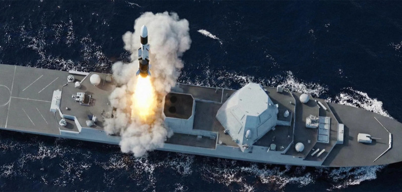 英國皇家海軍啟動研究，計畫將圖中歐製「紫菀」防空飛彈整合至美製Mk 41發射系統，藉此打破系統藩籬並擴充彈藥選擇。圖為45型驅逐艦發射紫菀飛彈示意圖。（圖取自MBDA）