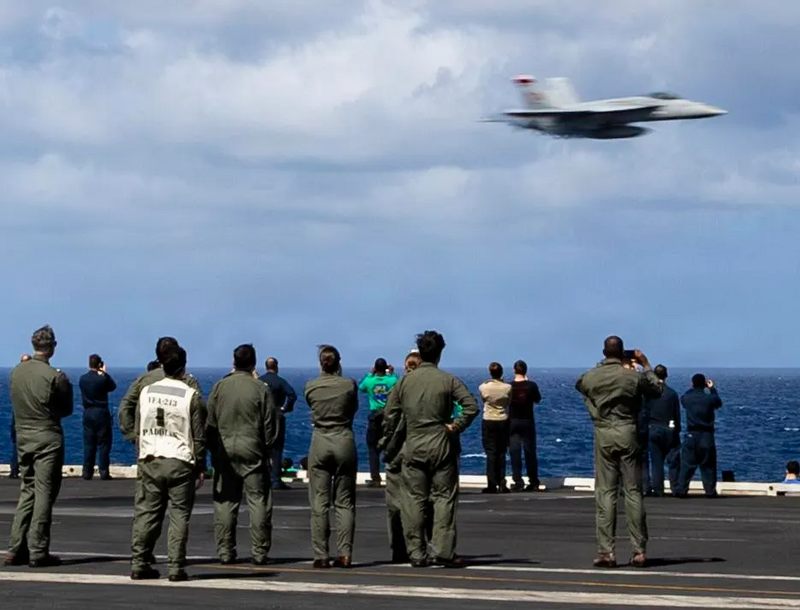 美軍「福特號」航艦甲板視角。艦上官兵近距離目睹第8艦載機聯隊（CVW-8）的 F/A-18「超級大黃蜂」戰機呼嘯而過，感受戰機低空衝場的視覺震撼。（圖取自美國海軍）