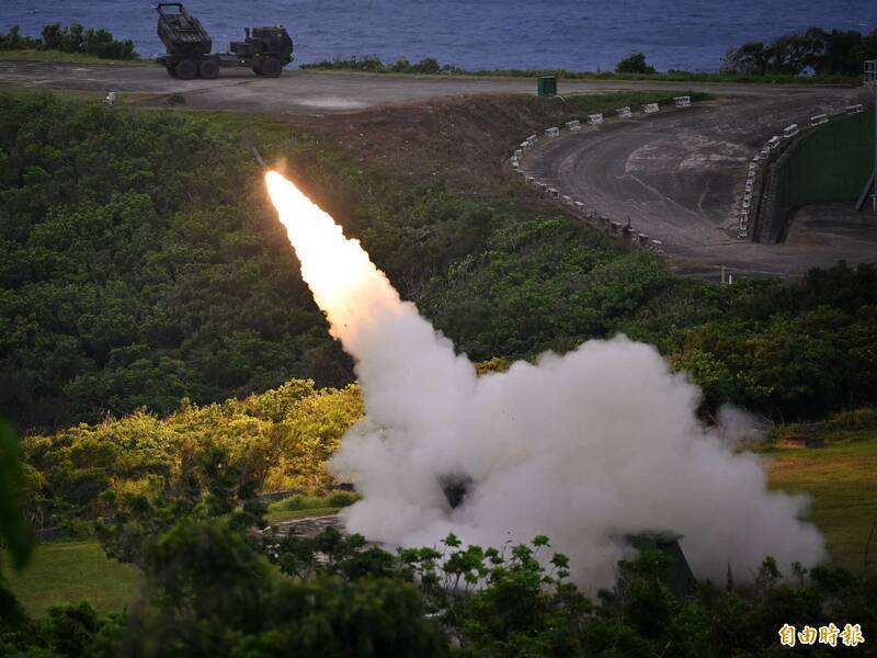 去年 5 月 12 日，陸軍第 10 軍團 58 砲指部已在屏東九鵬基地成功執行首度實彈射擊，當時動員 11 輛發射車、密集發射 33 枚 M31 精準火箭彈，並達成「全數命中」的驚人紀錄。（資料照，記者陳逸寬攝）