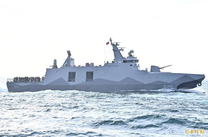 高效能艦艇第1批6艘及新型救難艦1艘已交裝；高效能艦艇第2批5艘刻正建造中，管制於115年完成交艦。圖為海軍在去年春節前，進行緊急出港暨戰術機動攻擊演練。圖為沱江級巡邏艦。（資料照，記者塗建榮攝）