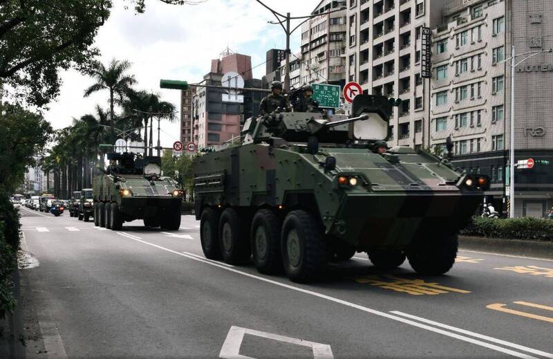 為因應敵情威脅由傳統正規作戰轉向具高度機動性與突發性的突擊行動，憲兵第202指揮部日前出動多輛CM34 30公厘機砲甲車及機動車輛，在北市街頭實施反突擊作戰演練。（圖：取自國防部青年日報）