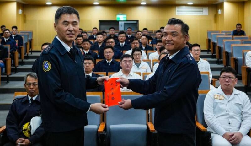 海軍司令蔣正國上將到台船慰勞參與海鯤號潛艦測試工作的人員。（取自青年日報）