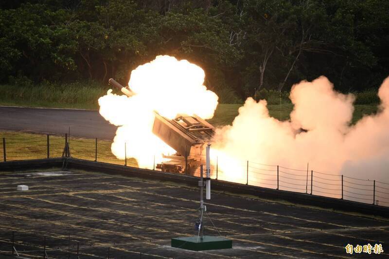 美國售台的海馬士多管火箭系統，火箭彈的射程為70公里，而國造雷霆兩千多管火箭系統，使用的彈種射程為15至45公里，中間會出現一段火力空隙。圖為國軍在去年進行海馬斯多管火箭發射精準火箭彈的瞬間。（資料照，記者陳逸寬攝）