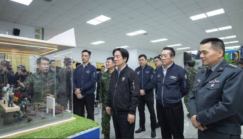 在視導軍花東防衛指揮部時，賴總統又換穿黑色的飛行夾克，胸前有著看似機器金剛的頭像Logo，這件是陸軍設計的夾克。（圖：取自總統府網站）