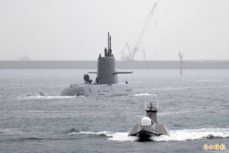 海鯤號第4次潛航測試，「奮進魔鬼魚」相伴。（記者李惠洲攝）