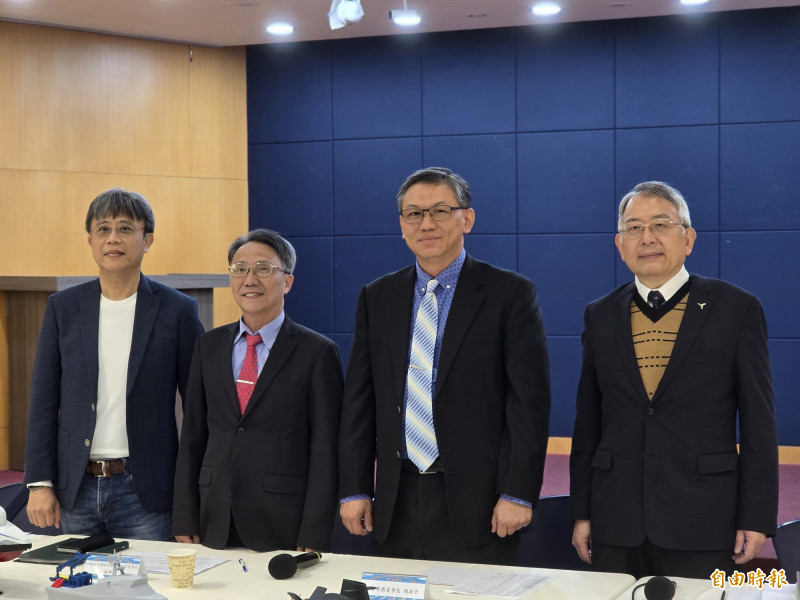 台灣國際造船公司6日舉行媒體座談會，左起台船副總經理兼發言人周志明、總經理蔡坤宗、董事長陳政宏、台船環海董事長曾國正。（記者方瑋立攝）