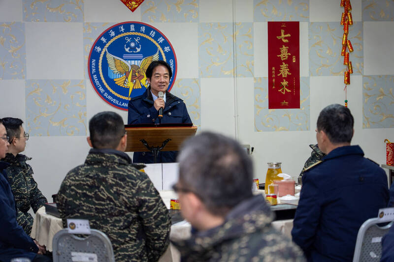 賴清德總統登小雪山雷達站  勗勉官士兵「台灣之盾、洞悉全局」。（總統府提供）