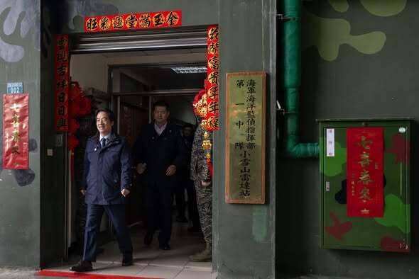 賴清德總統帶薑母鴨、羊肉爐登3000公尺山巔　視導「小雪山雷達站」國軍。（擷自賴清德臉書）