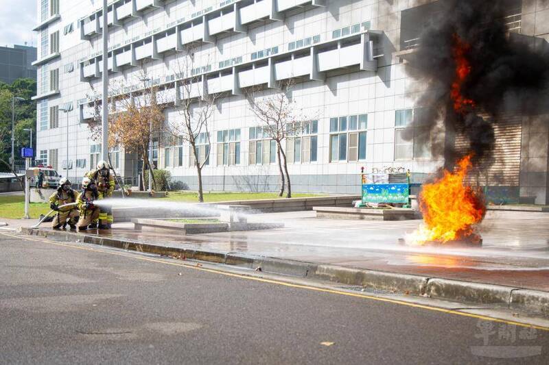 官兵發揮火災搶救技能，展現搶救作業能力。（圖：軍聞社提供）