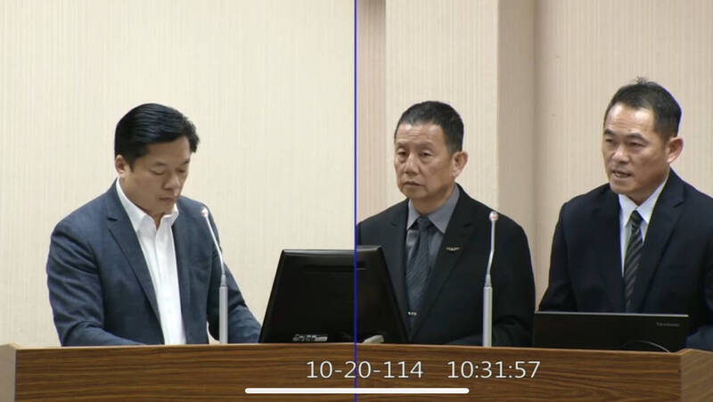 外交及國防委員會立委陳俊宇（左）在去年10月的立院國防委員會中，詢問國防部有關濱海作戰指揮部編成前情形，以及籌購岸置魚叉反艦飛彈的最新進度。右一為海軍參謀長邱俊榮中將，右二為副總長執行官黃志偉上將。（擷自立法院會議隨選視訊IVOD）