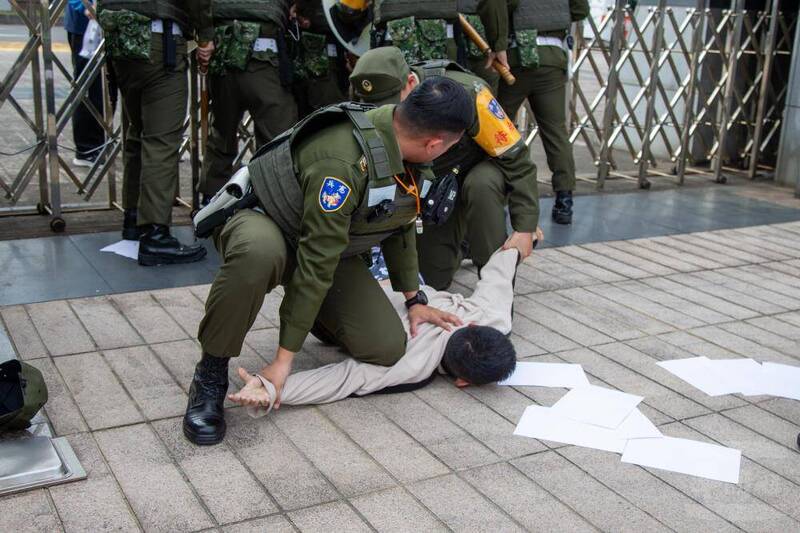 博愛營區營安演練，模擬壓制持刀民眾。（圖：軍聞社提供）