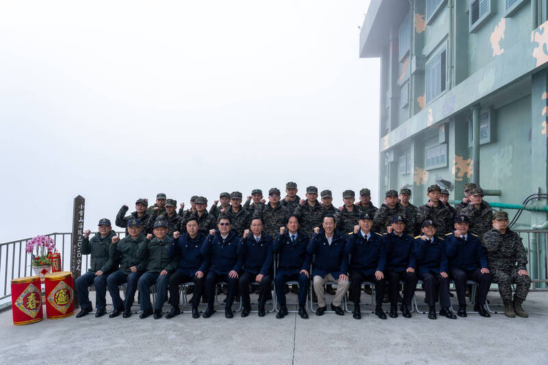 海軍小雪山雷達站的位置高度為3020公尺，比空軍樂山長程預警雷達站的2620公尺標高還要高，位於雪山西稜，是全國軍海拔最高的駐地。（總統府提供）