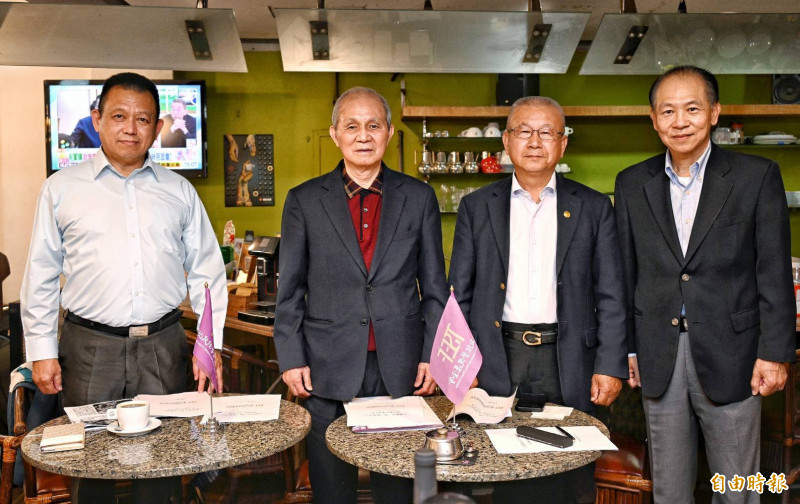 台北政經學院基金會和平與安全中心發表《「正義使命」與「絕對決心」從加勒比海到台海》報告，右起計畫主持人閻鐵麟、台北政經學院基金會執行長蒲澤春、台北政經學院基金會董事長黃煌雄、前國防部情次室情研中心上校副主任孫秉中。（記者方賓照攝）