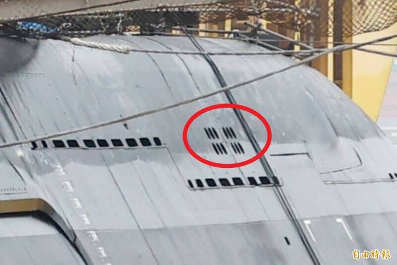 海鯤號潛艦2024年2月對外曝光時，艦體的側面可見12個孔洞，就是用來安裝誘標；另一側也有12個。（資料照，本報製圖）
