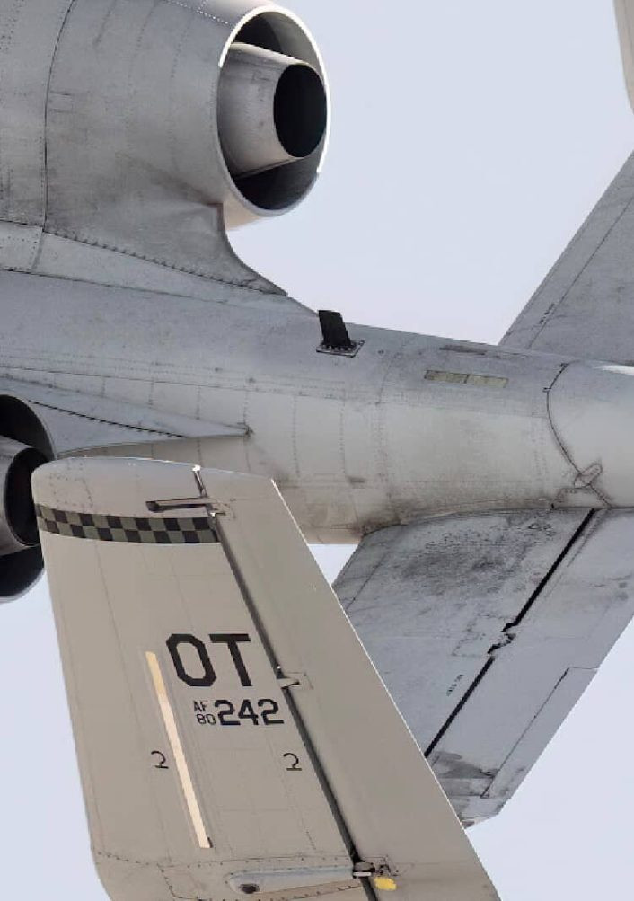 A-10機背特寫畫面，位於引擎後方的黑色凸起裝置，即為此次升級的新型Link 16通訊天線。（圖：美國空軍）