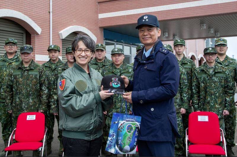 空軍參謀長李慶然中將，代表空軍致贈給蕭副總統一頂軍便帽，上頭繡的圖案是一頭胸前有白色V型圖案的台灣黑熊，黑熊兩手抓的分別是飛彈及戰機，代表的就是長程預警雷達鎖定敵方飛彈丶戰機之意。（圖：取自總統府網站）