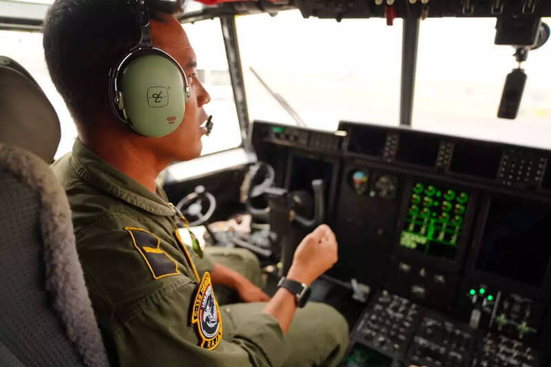 C-130J為C-130系列運輸機的最新改良型號，除換裝馬力更強的勞斯萊斯引擎、機身加長外，該型號機全面採用數位化航電（見圖），提升飛行員駕駛時的操作效率。（印尼空軍網站）