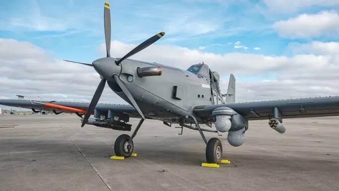 美國空軍OA-1K「空中守望者」（Skyraider II）攻擊機，這款機型正測試整合巡弋飛彈能力，以執行防區外打擊任務。（圖取自美國空軍官網）