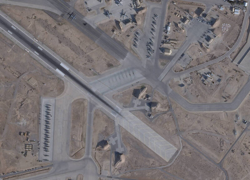 最新衛星照揭露，美軍於約旦穆瓦法克薩爾提空軍基地大舉集結。影像中可見多架F-15E「打擊鷹」戰機、A-10「雷霆II」攻擊機以及C-130運輸機整齊排列，顯示美軍正強化中東前線的打擊與後勤能量。（路透）