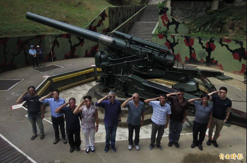 曾經在馬祖服役的退伍老兵，2019年9月重返馬祖參訪軍事據點。圖為老兵參觀南竿梅石大砲連跳砲操，在240榴彈砲前開心合照。（資料照，記者俞肇福攝）