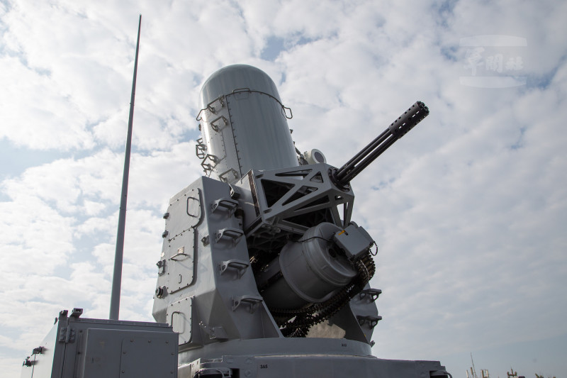 方陣快砲，具備紅外線熱顯像儀及自動追蹤功能，針對空中慢速目標及水面目標進行搜索及交戰，有效射程達2,000碼以上。軍聞社提供）