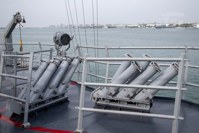 MK-36干擾彈發射系統，屬被動式防衛系統，針對來襲飛彈的飛彈尋標器達到緊急替鎖之功能。軍聞社提供）