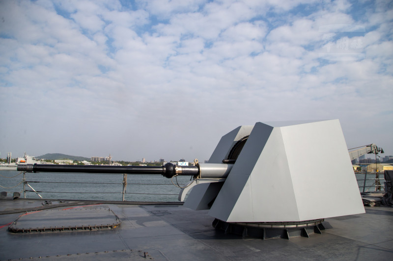 76快砲，全自動控制之高、平兩用火砲，可精準對空中及水面目標實施射擊，最大有效距離約12,000碼。軍聞社提供）