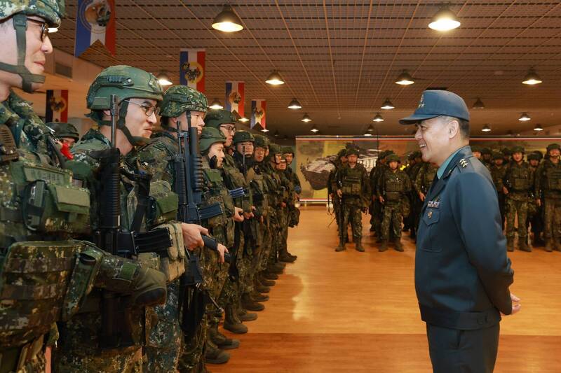 陸軍司令呂坤修與官兵寒暄致意，祝福新春佳節愉快。（陸軍提供）