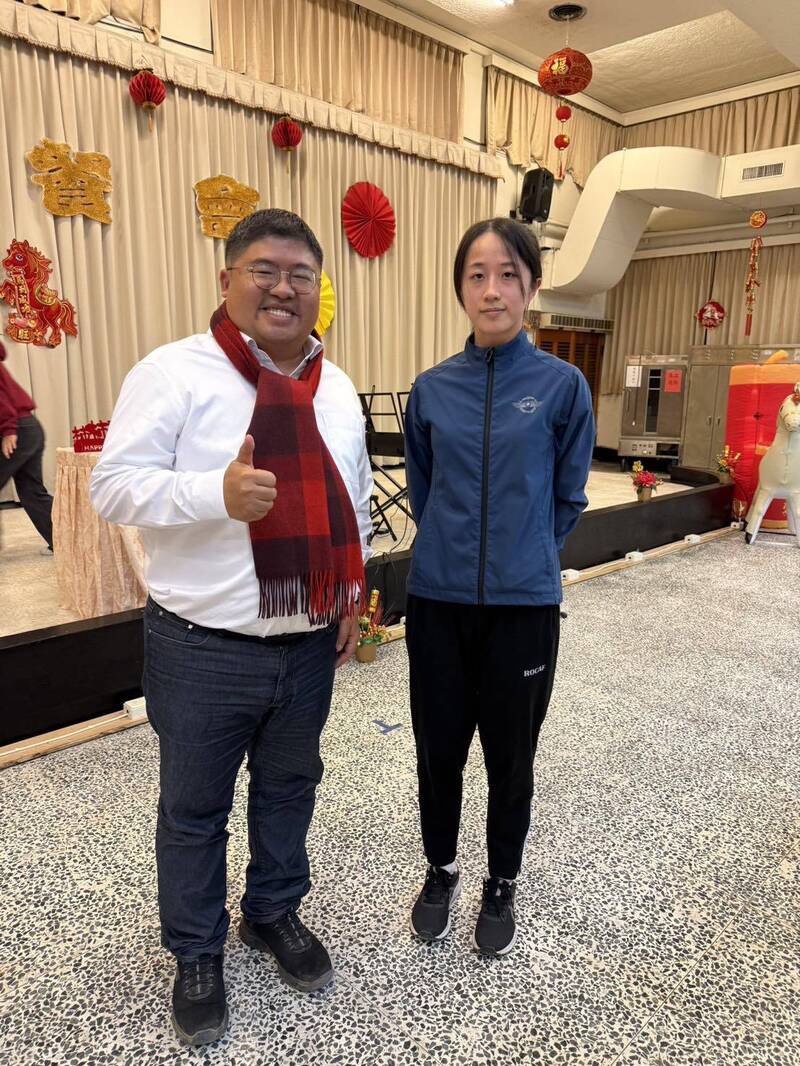 立法委員蔡易餘在臉書專頁上PO文指出，這幾年來除了疫情那兩年，每年的除夕夜最喜歡來到空軍第四聯隊和我們國軍的弟兄一起吃年夜飯。他並與F-16女性飛官陳怡慈合影。（取自立委蔡易餘臉書專頁）