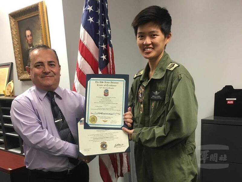 李宜潔赴美受陸軍發動機維修班專業訓練，以第一名成績完成訓練。（圖：軍聞社提供）