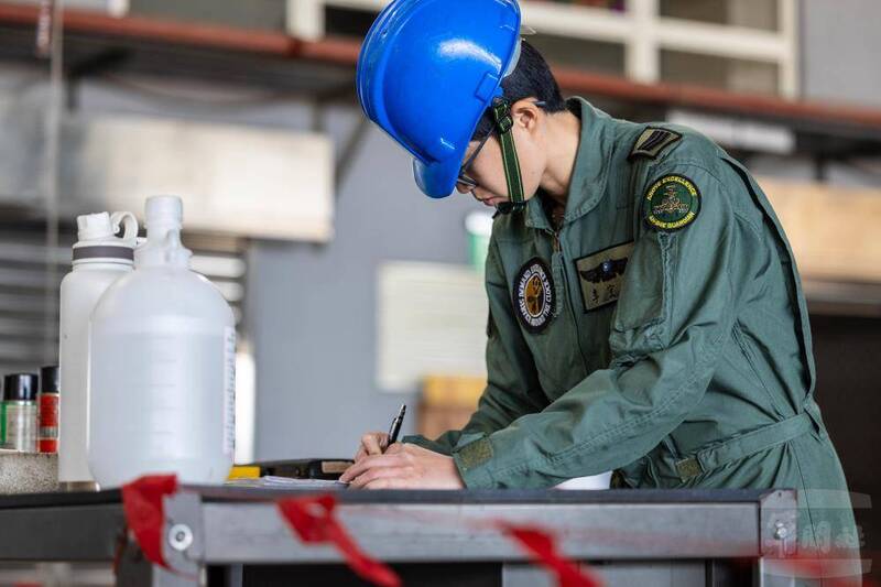 完成檢驗流程後，為阿帕契攻擊直升機簽名認證。（圖：軍聞社提供）