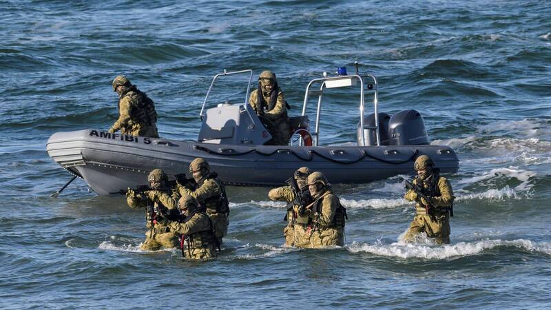 「堅定飛鏢2026」演習模擬海軍與特種部隊奪取海灘的兩棲作戰，是北約「盟軍反應部隊」（ARF）迄今規模最大的演習。（路透）