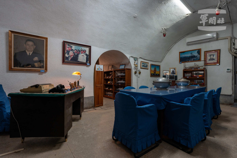 官廳展區模擬船艙上官廳場景，並展示海軍前總司令黎玉璽辦公桌。（軍聞社提供）