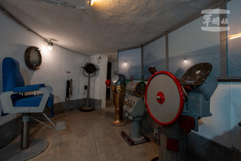 駕駛台區展示退役艦艇舵輪、俥鐘及相關設備。（軍聞社提供）