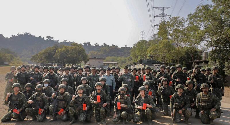 陸軍司令呂坤修上將叮囑回營接任戰備的官兵，收假也要收心，強調戰備不能出現任何罅隙。（圖由陸軍司令部提供）