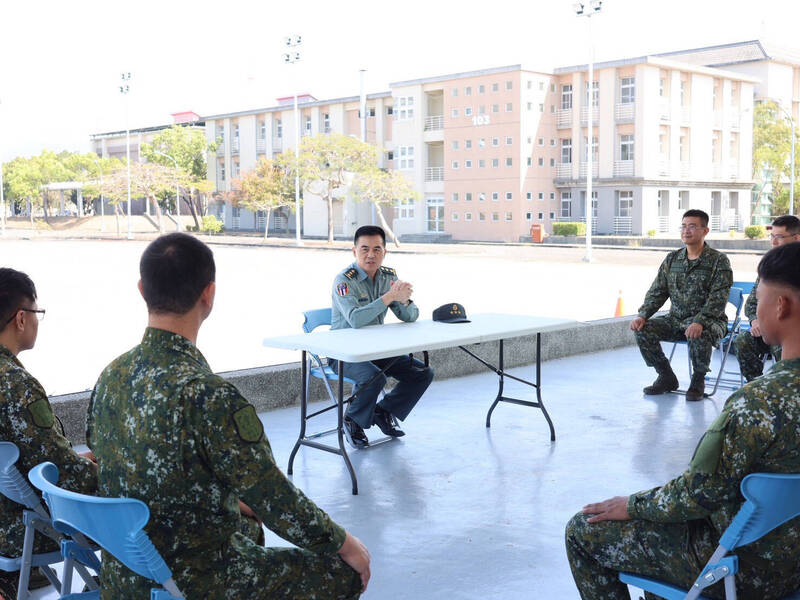 陸軍司令呂坤修上將與留守官兵座談，關心單位春節伙食及活動規劃。（圖由陸軍司令部提供）