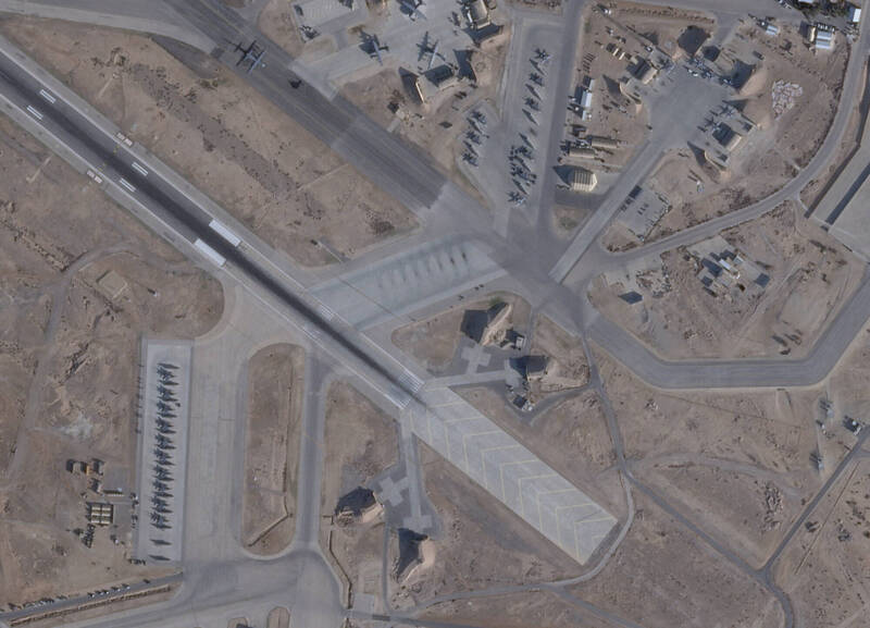 穆瓦法克薩爾蒂基地是皇家約旦空軍主要基地，同時由美軍長期使用。圖為今年1月2日衛星影像，可見F-15E戰機、A-10攻擊機及C-130運輸機。（路透）