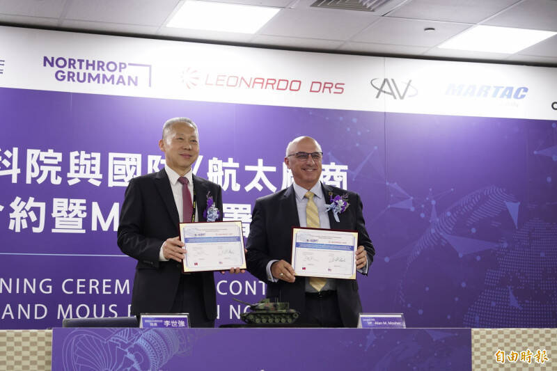 中科院長李世強（左）與Leonardo DRS副總裁莫許（Alan M Mosher）（右），在去年的航太展期間就M60A3戰車升級案簽署合作備忘錄。（資料照，記者涂鉅旻攝）