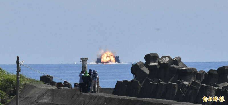 國防部在去年8月展開「海空精準彈藥射擊」演訓，重頭戲為「無人攻擊載具聯合出擊」，由中科院研發的「快奇」攻擊型無人艇搭配「勁蜂自殺式無人機」，成功對「海鵠一號」無人靶船執行精準打擊。（資料照，記者蔡宗憲攝）